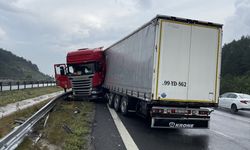 Anadolu Otoyolu'nun Bolu kesiminde bariyere çarpan tırın sürücüsü yaralandı