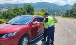 Giresun'da trafik ekipleri sürücülere çikolata ikram etti