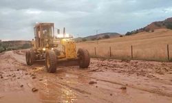 Kuvvetli yağış sele neden oldu, köy yollarında tahribat oluştu