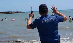Samsun’da polis boğulmalara karşı sahillerde uyarıda bulunuyor