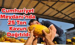 Cumhuriyet Meydanı'nda 25 Ton Kavun Dağıtıldı