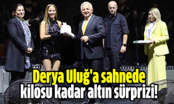 Derya Uluğ'a sahnede kilosu kadar altın sürprizi!