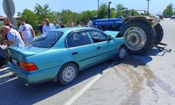 Samsun'da otomobil ile traktörün çarpıştığı kazada 3 kişi yaralandı