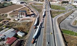 Dev kanatların zorlu yolcuğu trafiğin aksamasına neden oldu