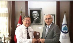 ESVAK’tan ESOGÜ Rektörü Prof. Dr. Kamil Çolak’a plaket takdimi