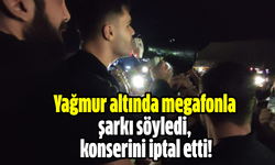 Yağmur altında megafonla şarkı söyledi, konserini iptal etti!