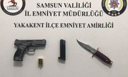 Samsun'da durdurulan şüpheli araçta silah ve bıçak ele geçirildi