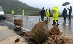 Bartın Cide yolunda kayalar yola düştü