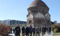 Bayburtlu emeklilere komşu il Erzurum’un tarihi mekanları gezdirildi