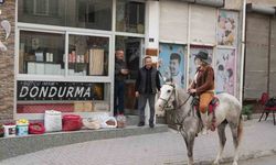 Niğde’nin kadın kovboy muhtarı, atıyla mahalle sakinlerini ziyaret ediyor