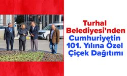 Turhal Belediyesi'nden Cumhuriyetin 101. Yılına Özel Çiçek Dağıtımı