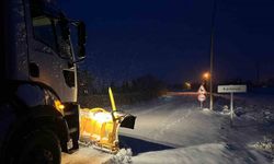 Büyükşehir, kardan kapanan142 mahalle yolunu açtı