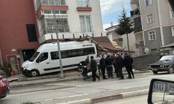 Park halindeki servis minibüsü kayarak dükkana girdi