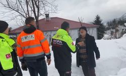 Hopa’da 8 gündür mahsur kalan kalp hastası adam ve eşi kurtarıldı