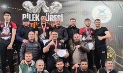 Bayburtlu bilek güreşi sporcuları madalyalarla döndü