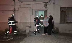 Çatıda çıkan yangın mahalle sakinlerini sokağa döktü