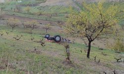 Devrilen traktörün altında kalan sürücü hayatını kaybetti