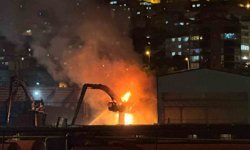 Liman sahasında yanan iş makinesi paniğe neden oldu