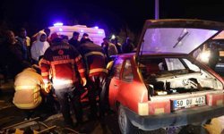 Otomobil kırmızı ışıkta bekleyen araca çarptı: 2 yaralı