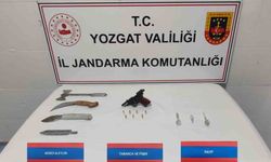 Şüpheli otomobilde tabanca ve balta ele geçirildi