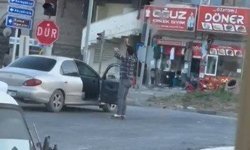 Alkollü şahıs aracından indi, trafikte dans etti: O anlar kamerada