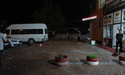 Kayseri’de apartmanın çatısına yıldırım düştü, park halindeki araçlar zarar gördü
