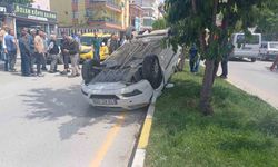 Ticari teksiyle çarpışıp takla atan otomobilin sürücüsü yara almadan kurtuldu