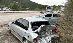 Virajı alamayan otomobil park halindeki araca çarptı: 4 yaralı