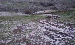 Yozgat’ta dolu yağışı yüksek kesimleri beyaza bürüdü