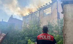 Alevlere teslim olan ev küle döndü