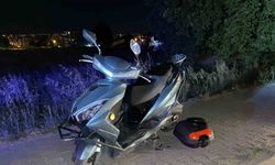Bir araç motosiklete çarpıp kaçtı: 2 yaralı