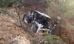 İş makinesi şarampole yuvarlandı, facianın eşiğinden dönüldü