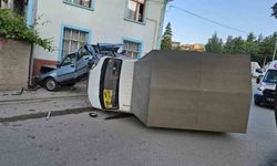 Kastamonu’da kamyonet park halindeki otomobile çarptı: 1 yaralı