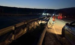 Kastamonu’da otomobil bariyerlere çarptı: 3 yaralı