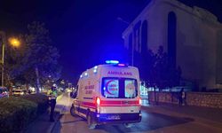 Yolun karşısına geçmeye çalışan kişiye çarptı, aracını bırakıp kaçtı