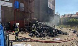 Atık tekstil malzemeleri alev alev yandı