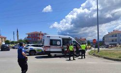 Direksiyon hakimiyetini kaybeden motosiklet sürücüsü yere düştü