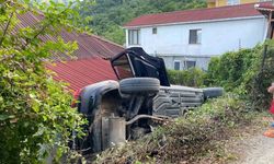 El freni çekilmeyen otomobil evin boşluğuna düştü