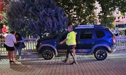 Fenalaşan cip sürücüsü demir korkuluklara çarptı