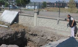 Foseptik inşaatında üzerine taş düşen işçi yaralandı