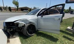 Kaza yapan otomobilden burnu kanamadan çıktılar