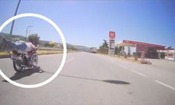 Motosikletin üzerine yatan sürücü araç kameralarına yansıyınca ceza yedi