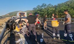 Önce kamyona sonra bariyere çarptı 5 yaralı