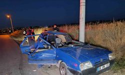 Otomobil aydınlatma direğine çarpıp takla attı: 4 yaralı