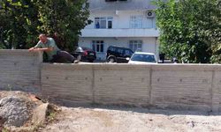 "Tapulu arsam" diyen vatandaşın beton duvarla kapattığı yol iş makinesiyle açıldı
