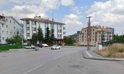 Yaşlı kadın drift atan aracın altında kalmaktan son anda kurtuldu