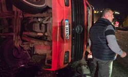 Ankara’da virajı alamayan tır devrildi: 1 yaralı