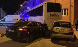Kazaya karışan iki otomobil park halindeki otobüse çarptı: 1 yaralı