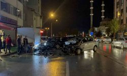 Üç araca vurup yoluna devam etti, karşı şeritte otomobille kafa kafaya çarpıştı: 1 yaralı