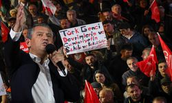 Tokatlı Alper Keleş'in Pankartına Özgür Özel'den Alkış Yağmuru